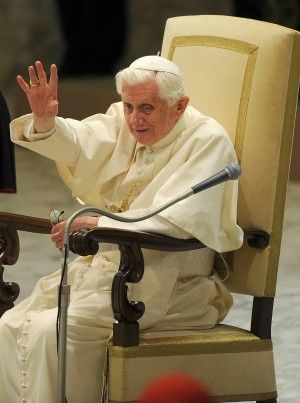 Il Papa tra le tendopoli del Modenese<br />"Gesto d'affetto per i figli che soffrono"