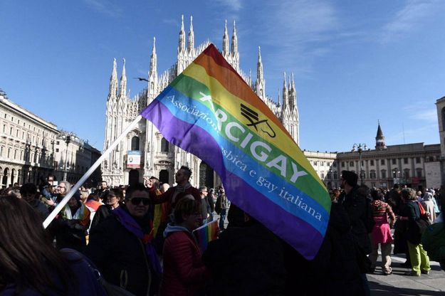 Milano, flash mob per i diritti civili: piazza Duomo è arcobaleno