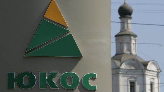 Russia, nuova sentenza impone risarcimento ex azionisti Yukos per 50 miliardi