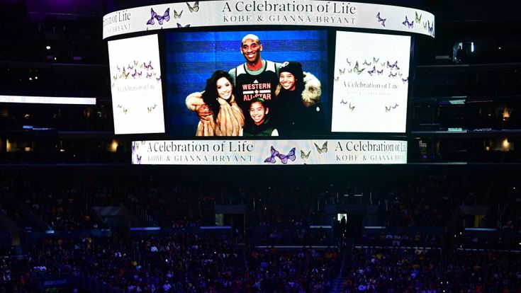 Eterno Kobe. Celebrità e tifosi salutano i Bryant