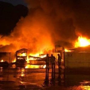 Aria inquinata dopo l’incendio, vietata la Pasquetta all’aperto