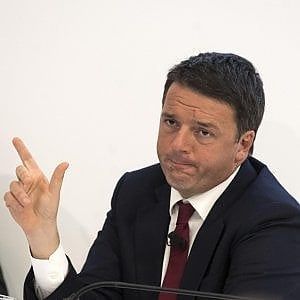 Renzi: "De Luca? Non possiamo giudicarlo sulle denunce degli oppositori". E invita ad abbassare i toni sul referendum