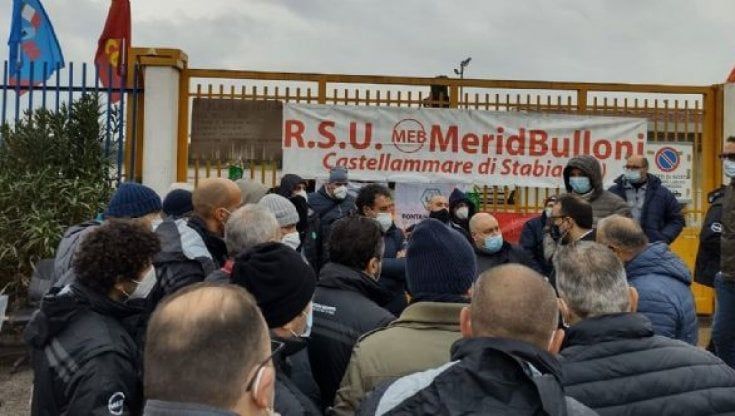 Meridbulloni, la svolta. I 65 operai firmano con la Sbe di Vescovini: sciolto il presidio all’esterno della fabbrica 