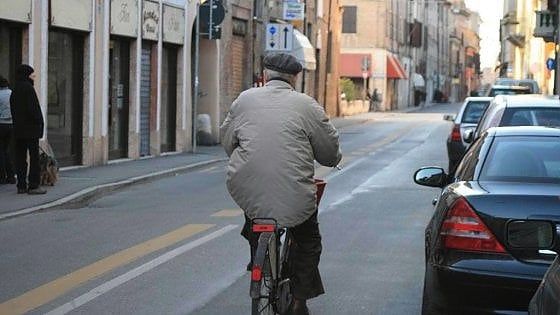 Bari, il bike sharing è sociale: 10 bici a poveri e senzatetto per spostarsi tra mense e dormitori