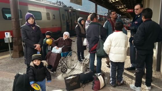 La caccia al nero sui treni per l’Austria: “Profughi respinti, è come l’apartheid” 