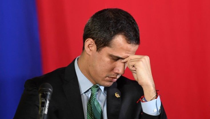 Venezuela, triste, solitario e finale: Guaidò lascia il Parlamento a Maduro