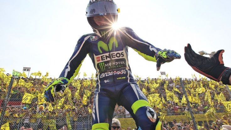 Misano, benvenuti a Rossilandia: Valentino corre in casa per l'ultima volta, che storia