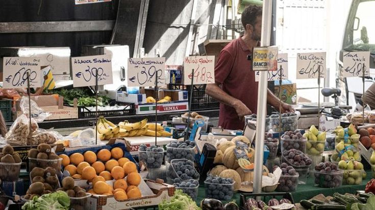 Benzina e siccità gonfiano i prezzi degli alimentari: rincari di frutta e verdura fino al 70%