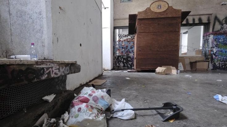 Vandalismo, rifiuti e abbandono il degrado a due passi dal Massimo