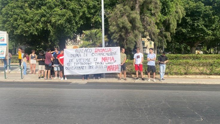 Lagalla rende omaggio alle vittime di mafia. Un gruppo lo contesta: "Prenda le distanze da Cuffaro e Dell'Utri"