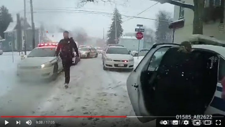 Usa, video shock: bambina afroamericana ammanettata e caricata a forza in auto dalla polizia
