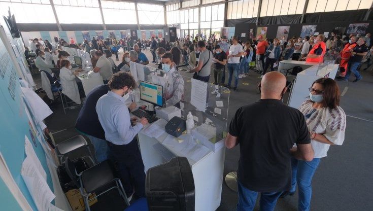 Covid-19, l'Hub della Fiera compie un anno: somministrati 800 mila vaccini. Costa: "Un team di sognatori"