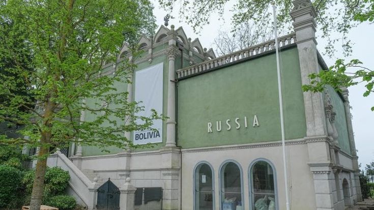 Biennale, Giuli va allo scontro: “Lasci la consigliera pro Mosca”