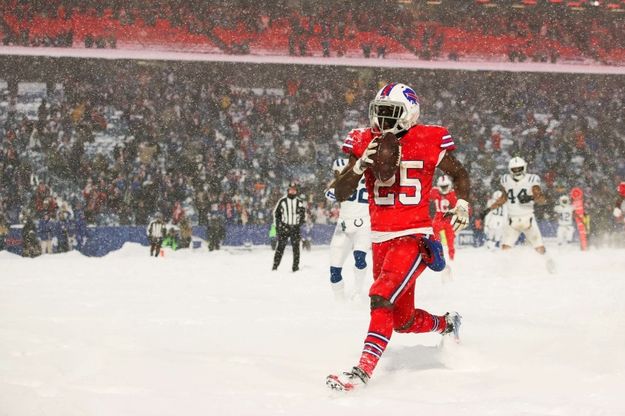 Nfl, lo spettacolo del football sotto la tormenta di neve
