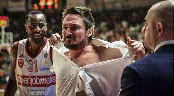 Basket, Varese-Milano: Pozzecco viene espulso e si strappa la camicia