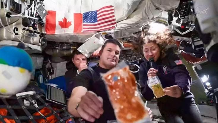 L’astroaperitivo di Artemis II da gustare al planetario di San Giovanni. “Guai a fare briciole”