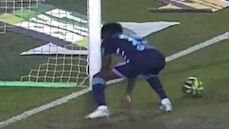 Akinsanmiro della Sampdoria imita una scimmia in risposta ai cori razzisti della curva del Brescia