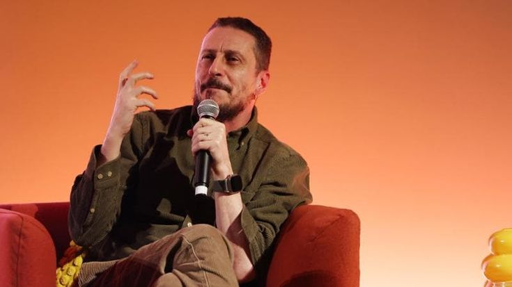 Bizzarri: “Racconto il rimbambimento globale, il digitale ha pompato ancora di più il nostro ego”