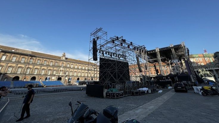 Gigi D’Alessio, prove in piazza per un “festival” di cinque giorni