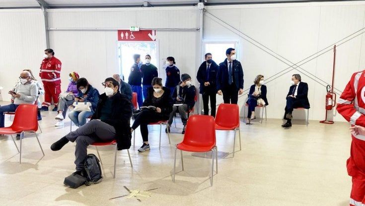 Mario Draghi e la moglie si sono vaccinati con AstraZeneca nell'hub della Stazione Termini a Roma