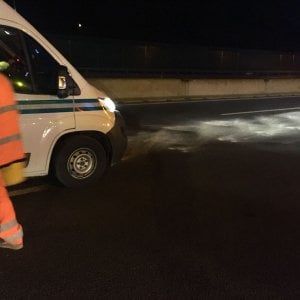 Olio in tangenziale e sulla A32, l'asfalto diventa una pista di pattinaggio