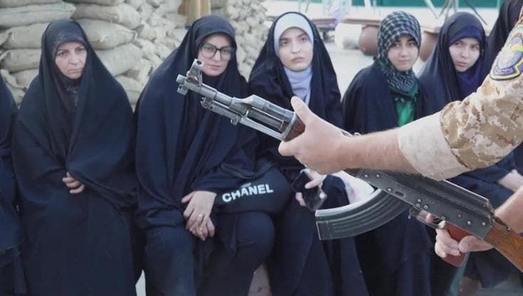 Velo e fucile, ecco come le donne in Iran si addestrano alla guerra