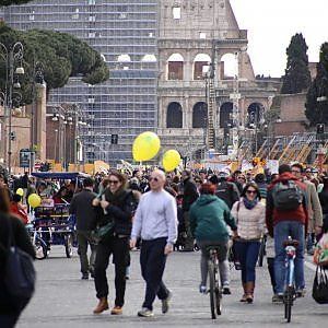Fori Imperiali senza autobus né taxi, la delibera in giunta slitta a oggi