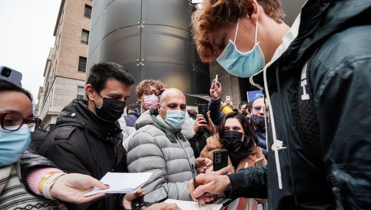 Torino già pazza di Sinner, stasera l'esame Medvedev anche se il sogno semifinali non c'è più