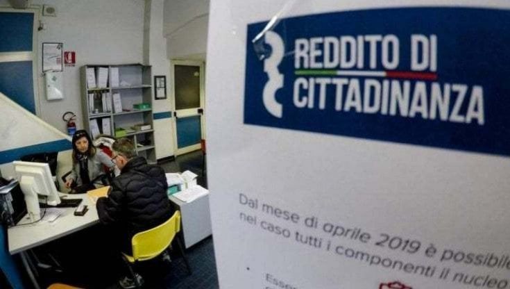 Reddito di cittadinanza, a Napoli esplode la protesta: "Ci tolgono dignità e futuro"