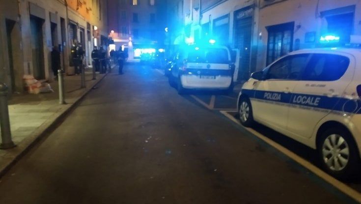 Clienti senza mascherina in un negozio di alimentari in via Borghesi: identificati e sanzionati