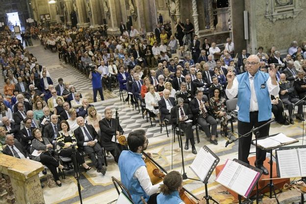 Festeggiamenti e canti in Duomo per il compleanno del cardinale