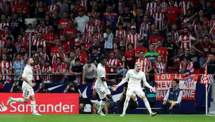 Liga, il Real vince il derby con l'Atletico e resta in vetta. Insulti razzisti a Vinicius