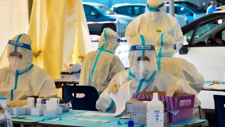 Green Pass, Costa: "Ipotesi solo tampone per over 50 per andare al lavoro. E da domani tornano le visite negli ospedali: ecco cosa serve