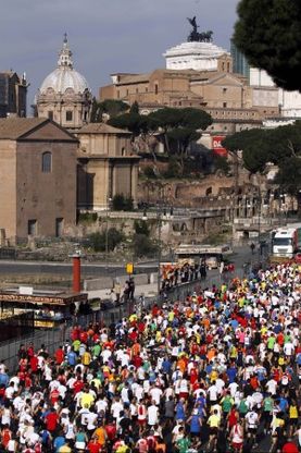 Maratona, migliaia di podisti nel centro di Roma<br />Vince l'etiope Negari, Zanardi primo su handbike