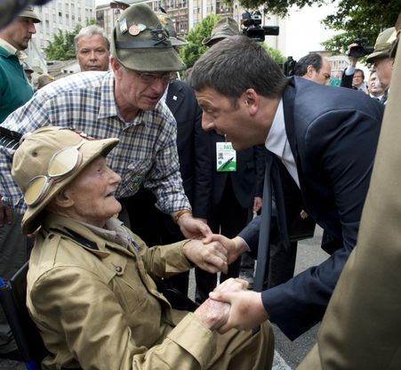 Renzi tra gli alpini, l'incontro con il reduce di 101 anni<br />&nbsp;
