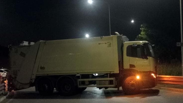 Pisa, rubano 7 camion della spazzatura per il colpo da film nell’azienda orafa