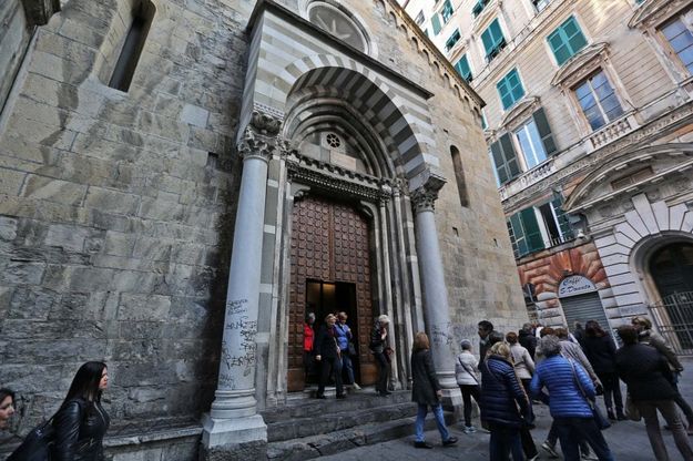 Genova, lo scempio dei palazzi storici coperti da graffiti