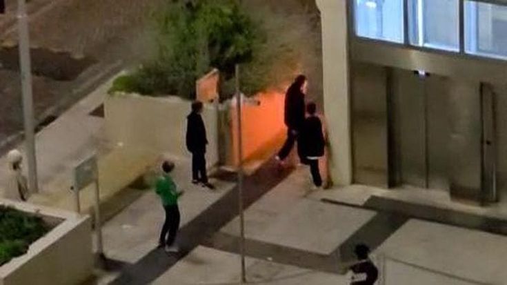 Napoli, fuoco, sassi e spranghe: baby gang terrorizza Santa Maria degli Angeli e Chiaia