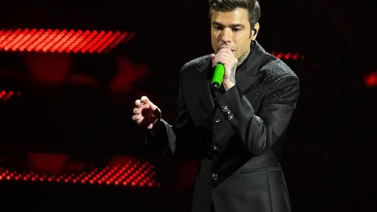 Fedez, la novità in finale a Sanremo: per “Battito” toglie le lenti a contatto nere