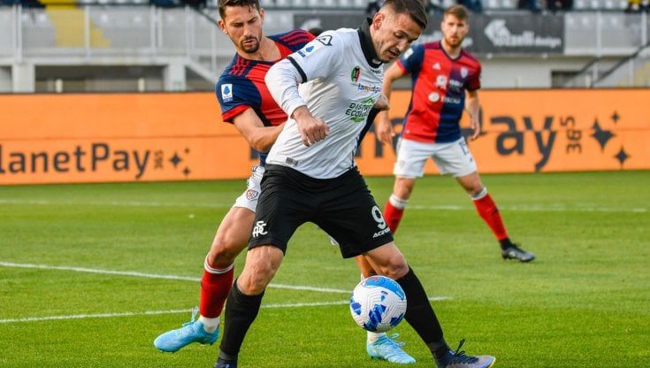 Spezia decolla con Erlic e Manaj, Cagliari s’inchina
