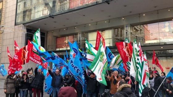 Scioperano i lavoratori dei supermercati: "Basta con le aperture selvagge, vogliamo il contratto" 