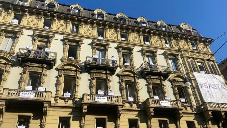 Da "Andrà tutto bene" a "Ora basta", il flash mob dalle finestre del palazzo Ascom