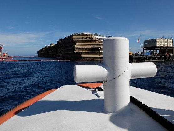 Concordia, in gommone vicino al relitto