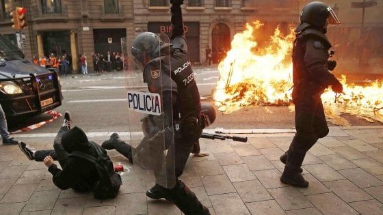 Catalogna, oltre mezzo milione di manifestanti in piazza: polizia spara proiettili di gomma. Salta a fine mese il match Barcellona-Real