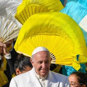 Francesco: "Impegno contro le fake news. I social network possono manipolare "