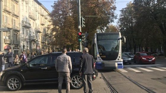 Torino, auto sui binari blocca il tram. E Appendino interviene: "Per questo serve la nuova Ztl"