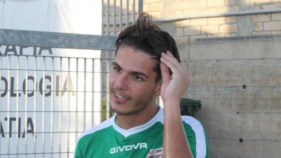 Pachino, nella notte un'auto finisce fuori strada. Muore 19enne, era il portiere del Rosolini