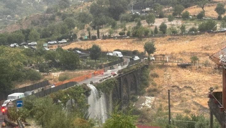 Quattro anni in attesa dei lavori, il ponte crollato riapre a metà