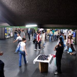 Milano, palpeggia 24enne all'uscita del metrò in Centrale: arrestato per violenza sessuale