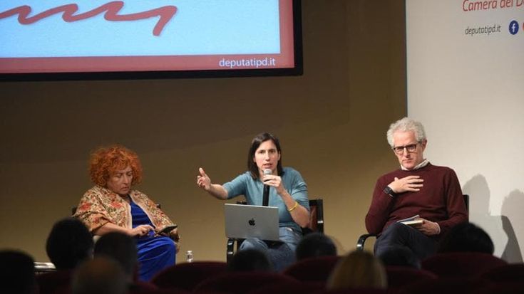 Le guerre, il fine vita, il congedo paritario: Schlein a Gubbio ribadisce le priorità del partito. Meloni? “È peggio di Berlusconi”